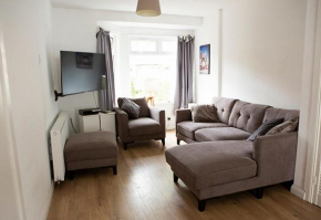 Cheerful 2 Bedroom House with Patio and Home Office